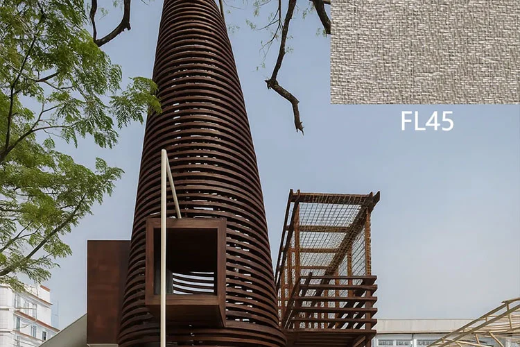 ジムと遊び場の庭